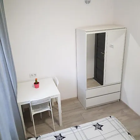Mirrorroom Pl Downtown ホームステイ ワルシャワ